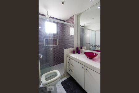 Apartamento à venda com 370m², 5 quartos e 3 vagas Apartamento à venda com 370m², 5 quartos e 3 vagasBanheiro da Suíte 2