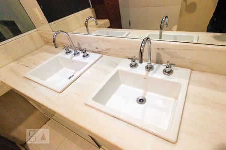 Apartamento à venda com 370m², 5 quartos e 3 vagas Apartamento à venda com 370m², 5 quartos e 3 vagasPia - Banheiro da Suíte 1