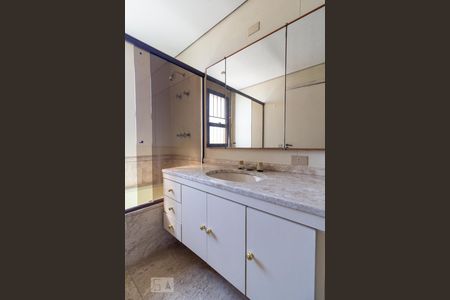 Apartamento à venda com 270m², 4 quartos e 3 vagasBanheiro da Suíte 1