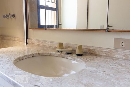 Apartamento à venda com 270m², 4 quartos e 3 vagasBanheiro da Suíte 1