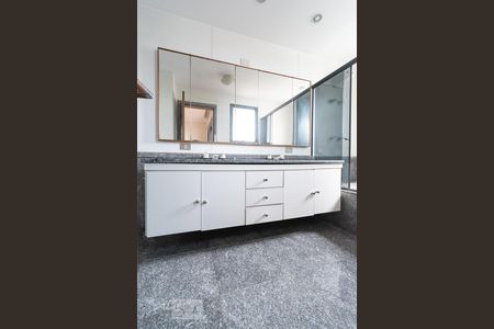 Apartamento à venda com 270m², 4 quartos e 3 vagasBanheiro Suíte Principal