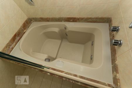 Apartamento à venda com 220m², 3 quartos e 3 vagas Apartamento à venda com 220m², 3 quartos e 3 vagasDetalhe do banheiro da suíte 3