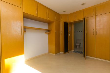 Apartamento à venda com 220m², 3 quartos e 3 vagas Apartamento à venda com 220m², 3 quartos e 3 vagasSuíte 3