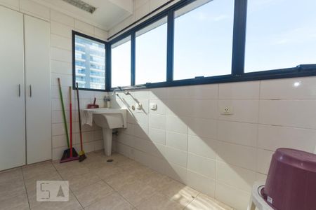 Apartamento à venda com 220m², 3 quartos e 3 vagas Apartamento à venda com 220m², 3 quartos e 3 vagasÁrea de serviço