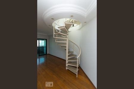 Apartamento à venda com 220m², 3 quartos e 3 vagas Apartamento à venda com 220m², 3 quartos e 3 vagasEscada para a cobertura