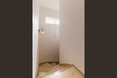 Escadaria de casa para alugar com 3 quartos, 180m² em Vila Madalena, São Paulo