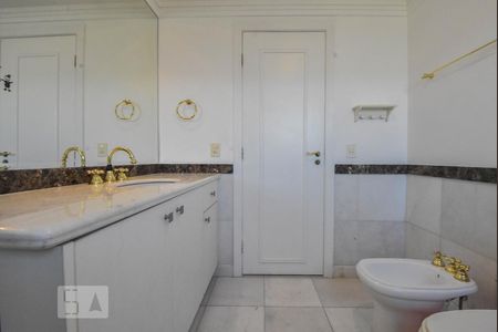 Apartamento para alugar com 370m², 4 quartos e 5 vagasBanheiro Suíte 02