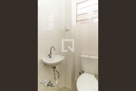 Banheiro de kitnet/studio para alugar com 1 quarto, 18m² em Centro, São Paulo