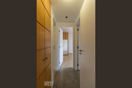Corredor de apartamento para alugar com 2 quartos, 105m² em Barra da Tijuca, Rio de Janeiro
