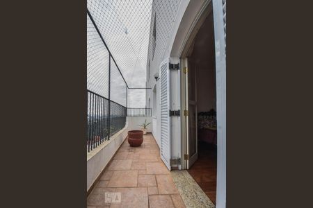 Apartamento à venda com 340m², 4 quartos e 2 vagas Apartamento à venda com 340m², 4 quartos e 2 vagasVaranda Suíte 02