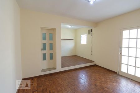Casa à venda com 180m², 2 quartos e 2 vagasSuíte