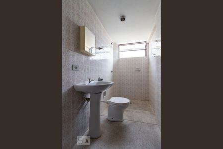 Banheiro de apartamento para alugar com 2 quartos, 50m² em Rebouças, Curitiba