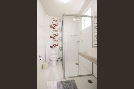 Banheiro  de casa à venda com 3 quartos, 120m² em Vila Bertioga, São Paulo