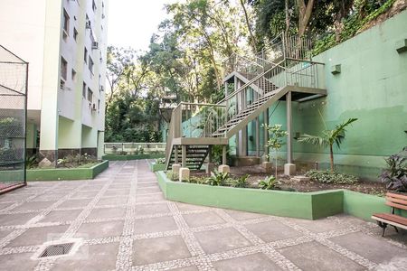 Apartamento à venda com 73m², 2 quartos e 1 vaga Apartamento à venda com 73m², 2 quartos e 1 vagaEscada acesso piscina/Churraqueira