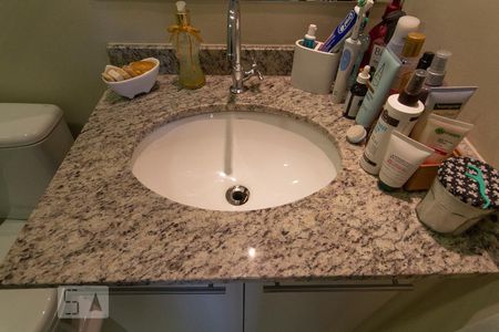 Banheiro de apartamento para alugar com 2 quartos, 50m² em Parque Reboucas, São Paulo