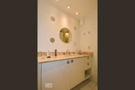 Banheiro de kitnet/studio para alugar com 1 quarto, 40m² em Brooklin Paulista, São Paulo