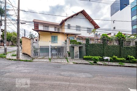 Casa à venda com 280m², 5 quartos e 3 vagasFachada