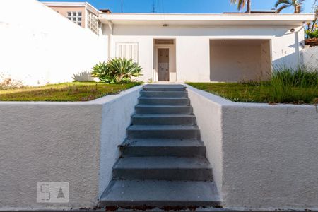 Casa à venda com 169m², 3 quartos e 2 vagas Casa à venda com 169m², 3 quartos e 2 vagasEscada