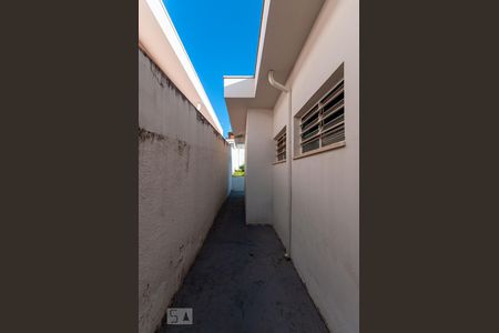 Casa à venda com 169m², 3 quartos e 2 vagas Casa à venda com 169m², 3 quartos e 2 vagasLateral da Casa