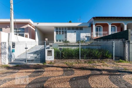 Casa à venda com 169m², 3 quartos e 2 vagas Casa à venda com 169m², 3 quartos e 2 vagasFachada