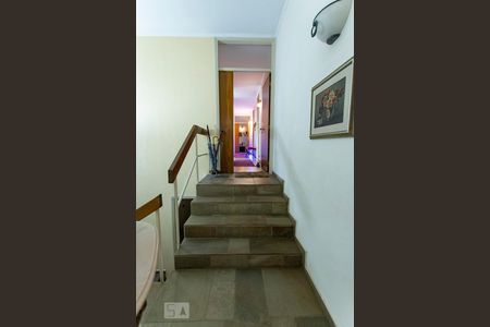 Casa de condomínio à venda com 540m², 3 quartos e 6 vagas Casa de condomínio à venda com 540m², 3 quartos e 6 vagasEscadas Piso Superior