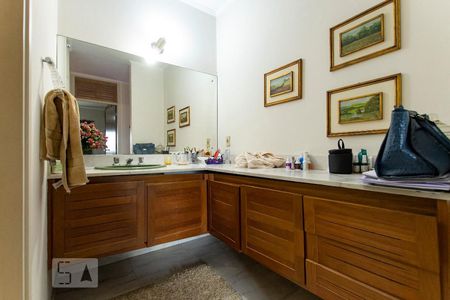 Casa de condomínio à venda com 540m², 3 quartos e 6 vagas Casa de condomínio à venda com 540m², 3 quartos e 6 vagasLavabo - Piso Superior