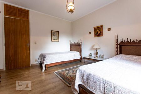 Casa de condomínio à venda com 540m², 3 quartos e 6 vagas Casa de condomínio à venda com 540m², 3 quartos e 6 vagasQuarto 2 - Piso Superior