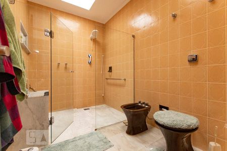 Casa de condomínio à venda com 540m², 3 quartos e 6 vagas Casa de condomínio à venda com 540m², 3 quartos e 6 vagasBanheiro Suite - Piso Superior