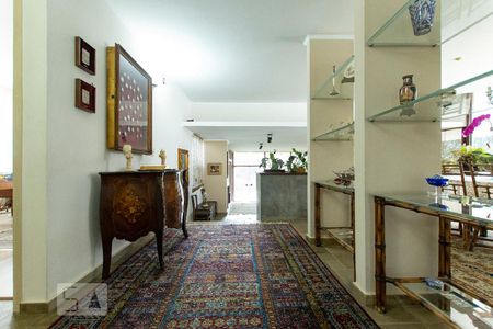 Casa de condomínio à venda com 540m², 3 quartos e 6 vagas Casa de condomínio à venda com 540m², 3 quartos e 6 vagasHall de Entrada