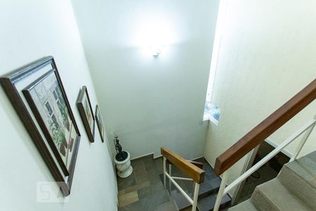 Casa de condomínio à venda com 540m², 3 quartos e 6 vagas Casa de condomínio à venda com 540m², 3 quartos e 6 vagasEscadas Piso Inferior