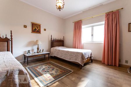 Casa de condomínio à venda com 540m², 3 quartos e 6 vagas Casa de condomínio à venda com 540m², 3 quartos e 6 vagasQuarto 2 - Piso Superior