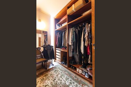 Casa de condomínio à venda com 540m², 3 quartos e 6 vagas Casa de condomínio à venda com 540m², 3 quartos e 6 vagasCloset Suite - Piso Superior