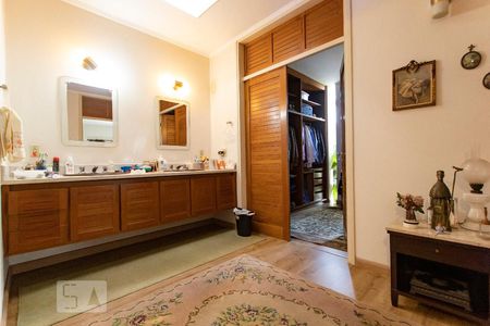 Casa de condomínio à venda com 540m², 3 quartos e 6 vagas Casa de condomínio à venda com 540m², 3 quartos e 6 vagasHall Suite - Lavabo - Piso Superior