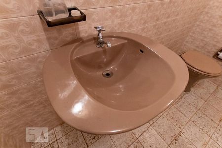 Casa de condomínio à venda com 540m², 3 quartos e 6 vagas Casa de condomínio à venda com 540m², 3 quartos e 6 vagasLavabo - Piso Inferior