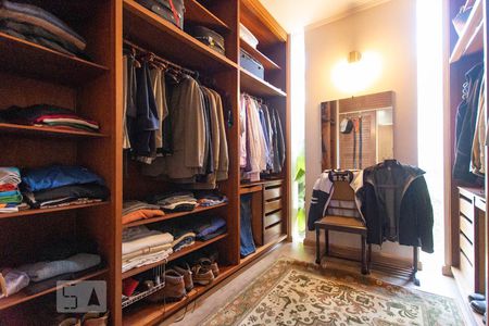 Casa de condomínio à venda com 540m², 3 quartos e 6 vagas Casa de condomínio à venda com 540m², 3 quartos e 6 vagasCloset Suite - Piso Superior