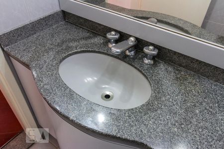 Pia do Banheiro de apartamento para alugar com 2 quartos, 74m² em Vila Azevedo, São Paulo