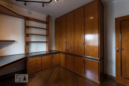 Apartamento à venda com 220m², 4 quartos e 4 vagasQuarto 2 (Armários)