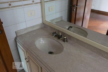 Apartamento à venda com 220m², 4 quartos e 4 vagasQuarto 3 - Suíte/ Banheiro (Pia)