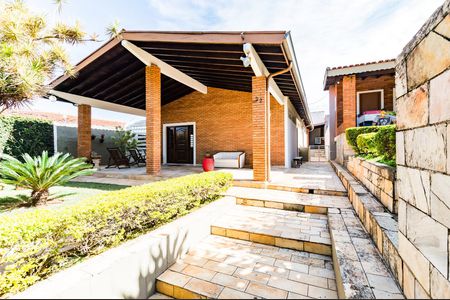 Casa à venda com 320m², 5 quartos e 4 vagasQuintal da Frente - Entrada