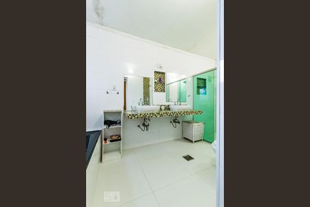 Casa à venda com 320m², 5 quartos e 4 vagasBanheiro 