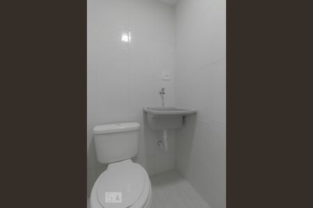 Banheiro de kitnet/studio para alugar com 1 quarto, 15m² em Cambuci, São Paulo