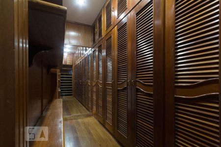 Apartamento à venda com 250m², 3 quartos e 3 vagas Apartamento à venda com 250m², 3 quartos e 3 vagasCloset da Suíte