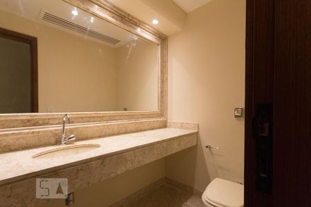 Apartamento à venda com 250m², 3 quartos e 3 vagas Apartamento à venda com 250m², 3 quartos e 3 vagasBanheiro Social