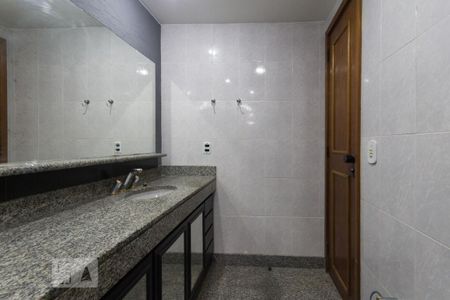Apartamento à venda com 250m², 3 quartos e 3 vagas Apartamento à venda com 250m², 3 quartos e 3 vagasBanheiro da Suíte
