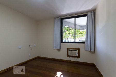 Apartamento à venda com 250m², 3 quartos e 3 vagas Apartamento à venda com 250m², 3 quartos e 3 vagasQuarto