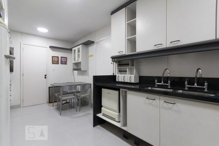 Cozinha de apartamento à venda com 3 quartos, 250m² em Barra da Tijuca, Rio de Janeiro
