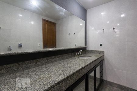 Apartamento à venda com 250m², 3 quartos e 3 vagas Apartamento à venda com 250m², 3 quartos e 3 vagasBanheiro da Suíte