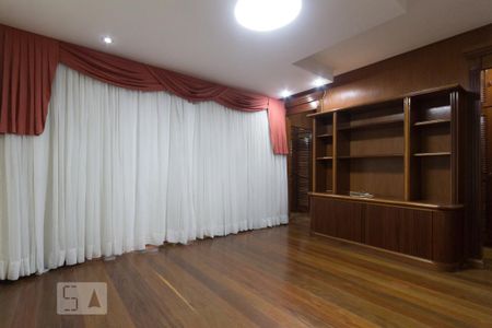 Apartamento à venda com 250m², 3 quartos e 3 vagas Apartamento à venda com 250m², 3 quartos e 3 vagasSuíte