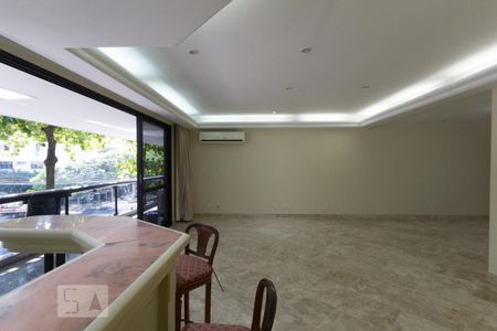 Apartamento à venda com 250m², 3 quartos e 3 vagas Apartamento à venda com 250m², 3 quartos e 3 vagasSala