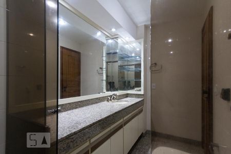 Apartamento à venda com 250m², 3 quartos e 3 vagas Apartamento à venda com 250m², 3 quartos e 3 vagasBanheiro da Suíte 2